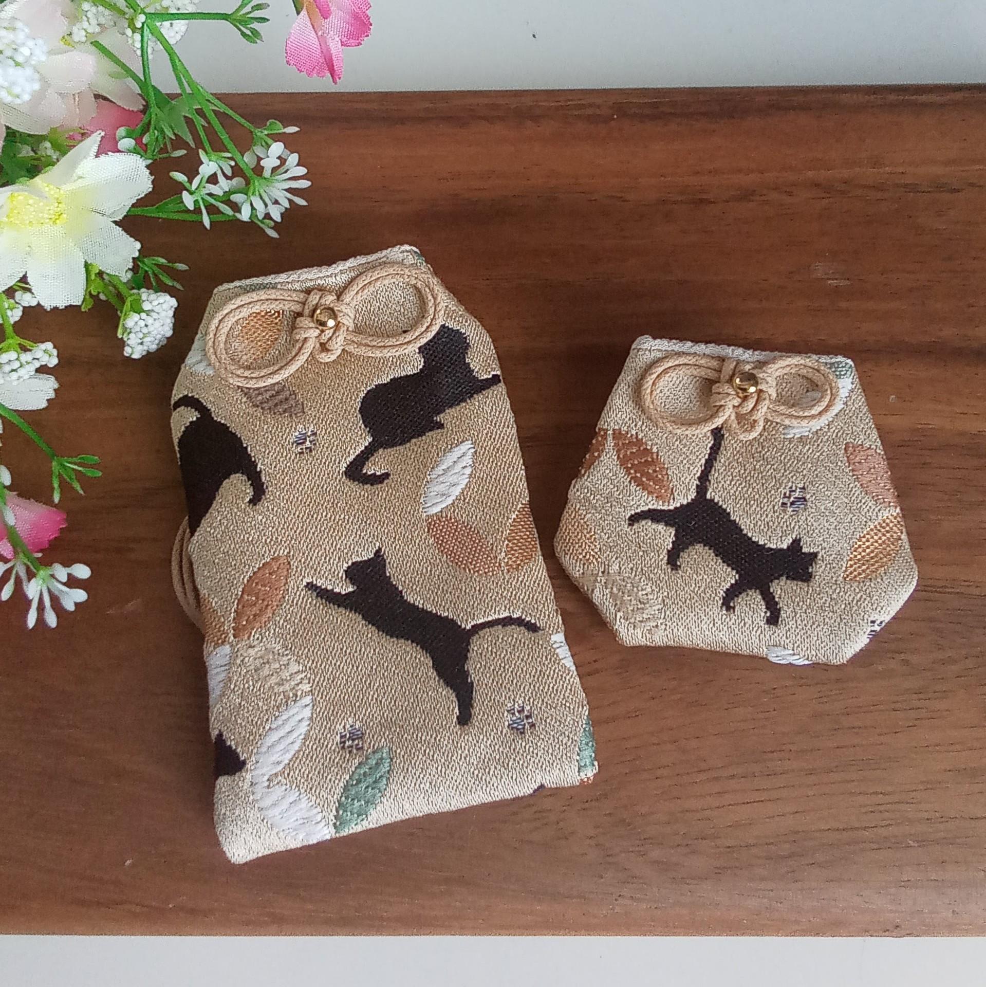 ❊新作❊　お守り袋　金欄　❃猫七宝柄❃　ベージュ